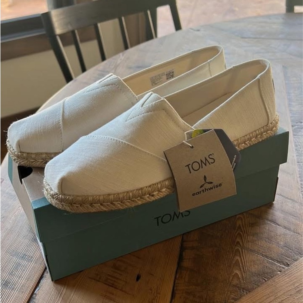 Women’s TOMS sz 8.5. New with tags/box.